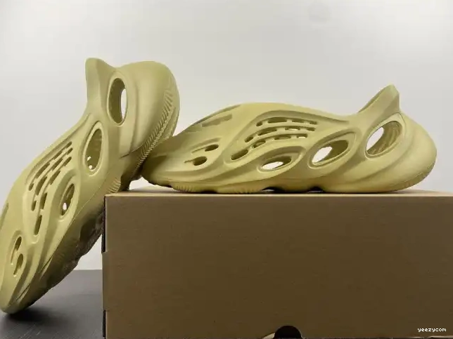 Yeezy Sulfur Adidas Foam RNNR GV6775 0516